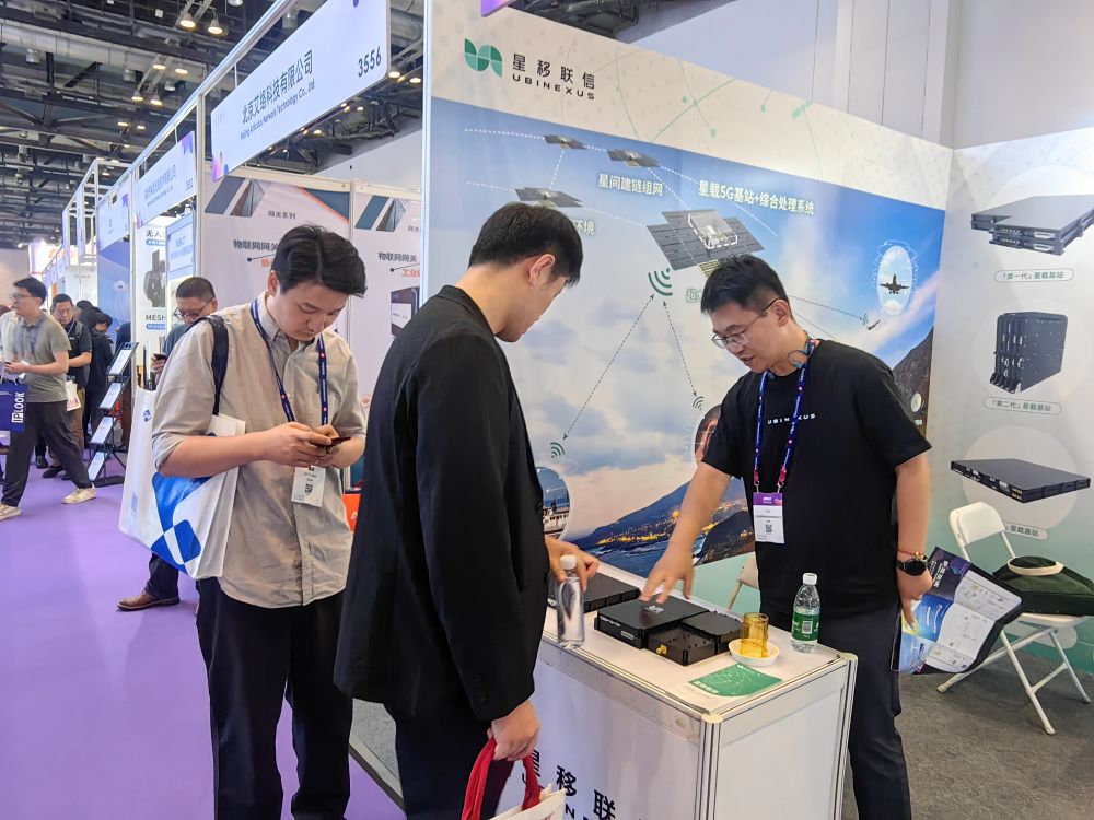 1758765909912632.jpg (小)观众观展图2.jpg